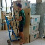 Donació de mobiliari d'oficina de Synthon Hispania
